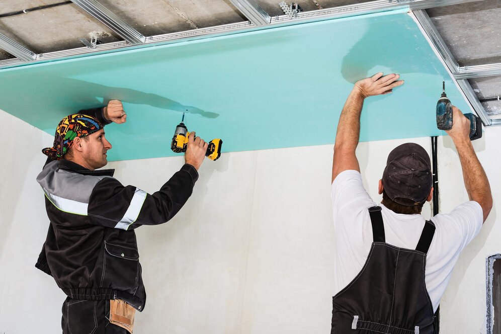 plasterboard-installers-men-assembling-drywall-false-ceiling-simple-affordable-renovation-premises_166373-1909